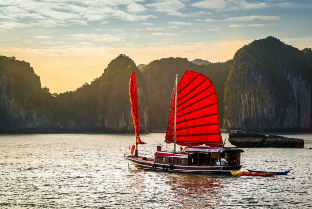 barco halong bay excursion en barco tipico bahia de halong