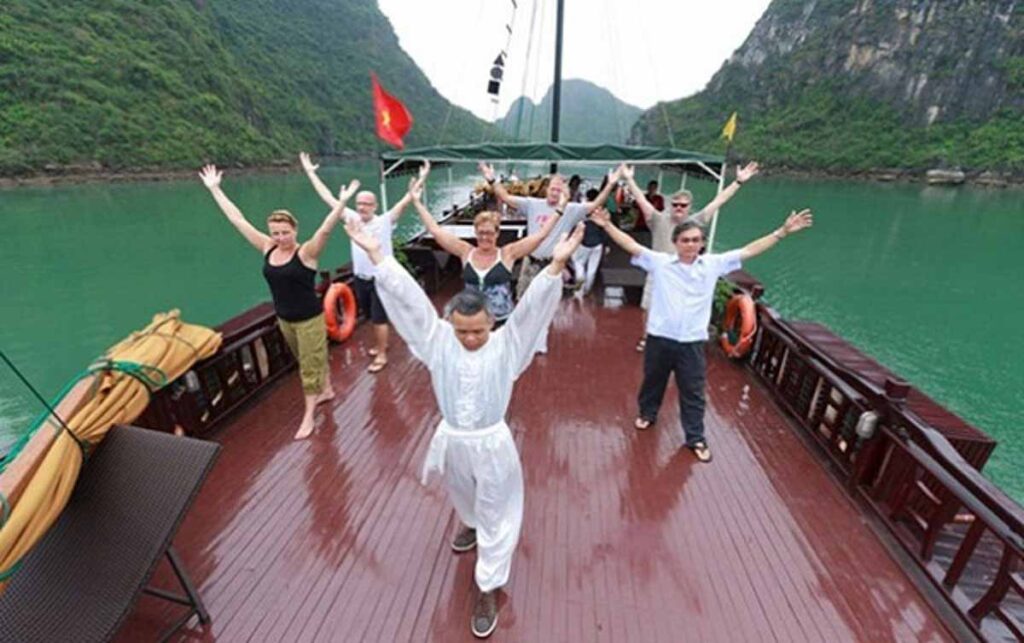 tai chi en la bahia de halong