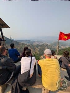 con un grupo en un viaje en vietnam