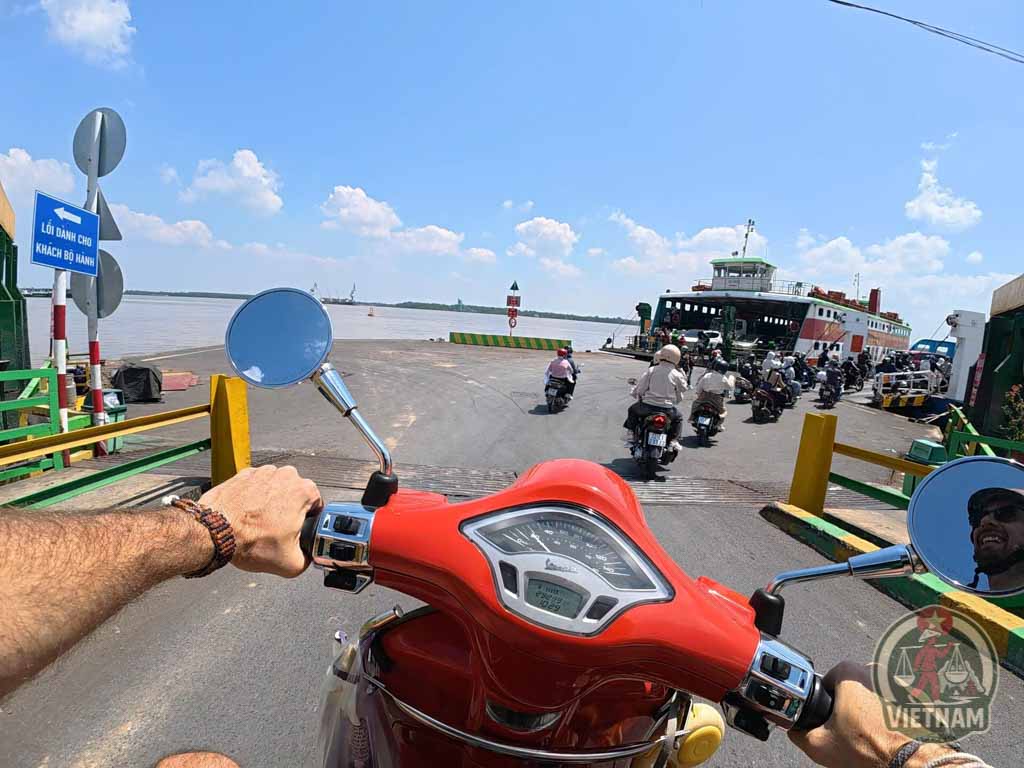 embarque en el ferry de binh khanh