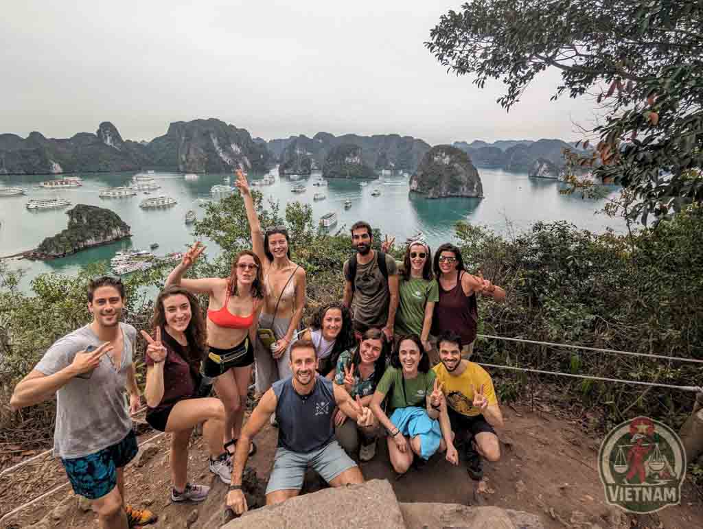 Grupo de viajeros en un mirador sobre la bahía de Ha Long