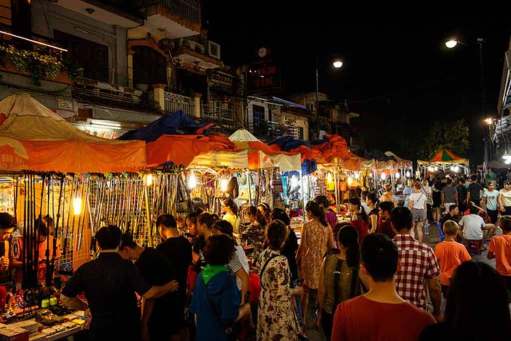 mercado nocturno en hanoi