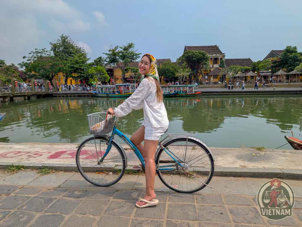 paseando en bicicleta por hoi an