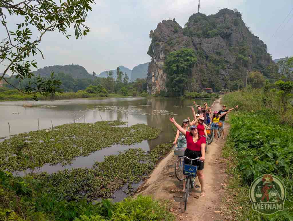 paseando en bicicleta por tam coc, vietnam