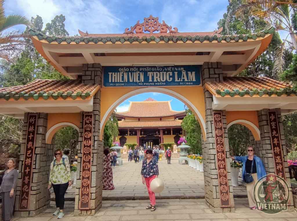 Visitando el monasterio Truc Lam Zen, en Da Lat con mi madre y sus amigas