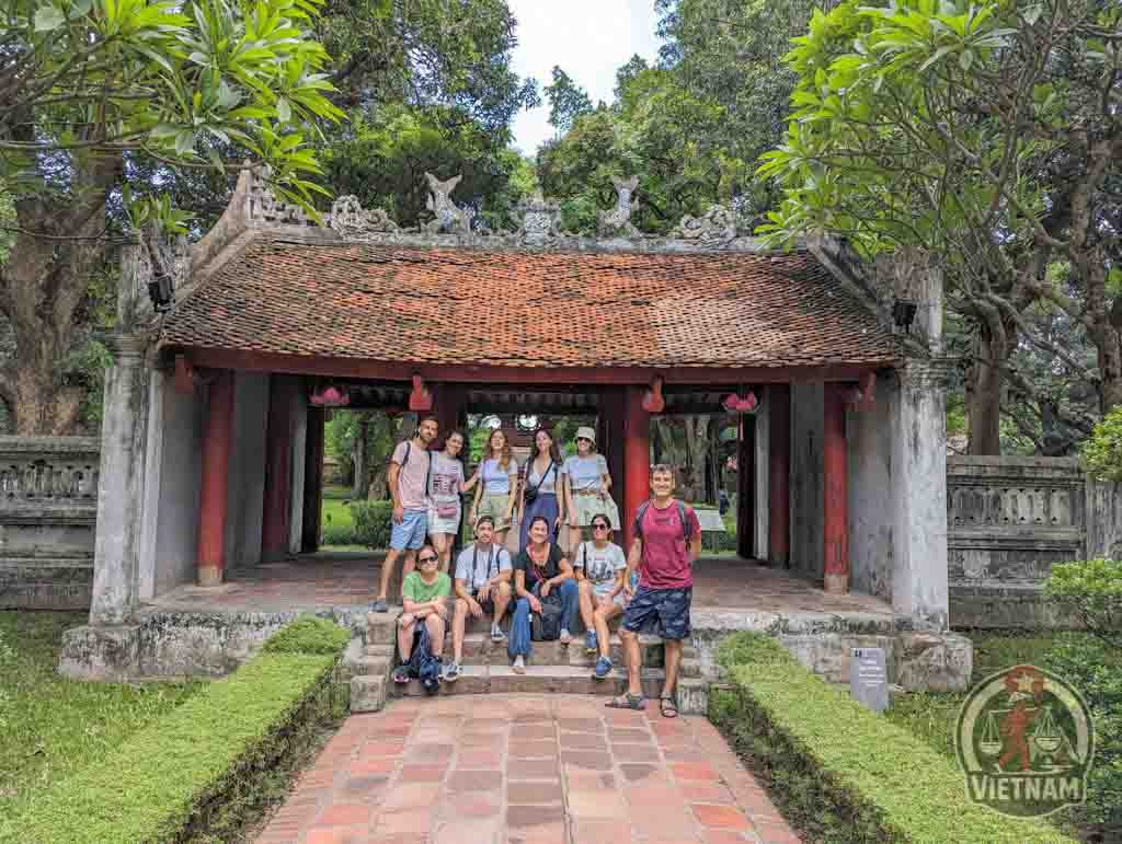 VISITANDO EL TEMPLO DE LA LITERATURA EN HANOI CON UN GRUPO