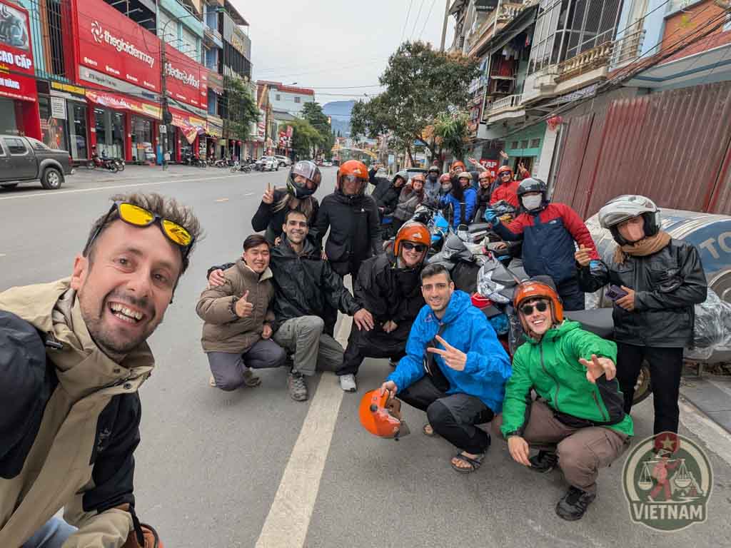 Grupo de viajeros con sus motos en Ha Giang