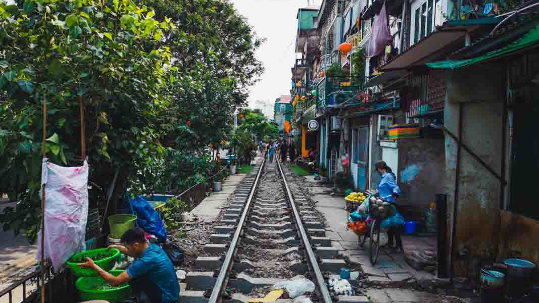 calle del tren en hanoi, vietnam