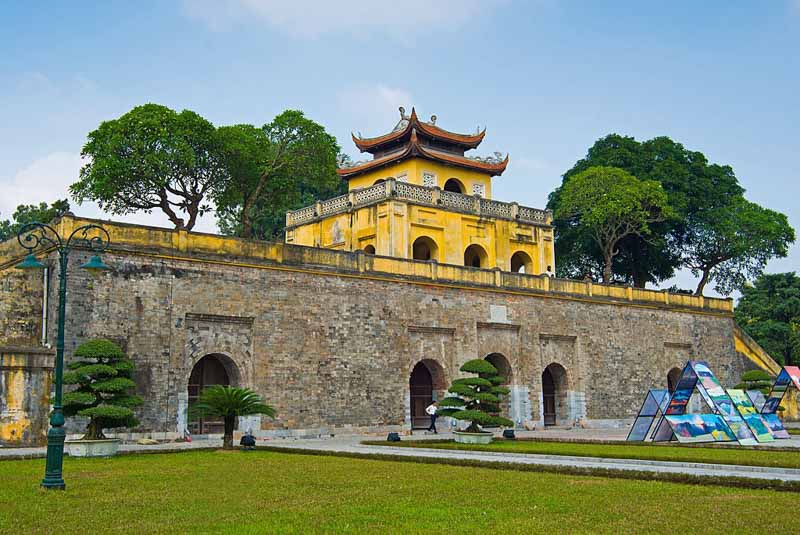 puerta de la ciudadela de thang lonh en hanoi