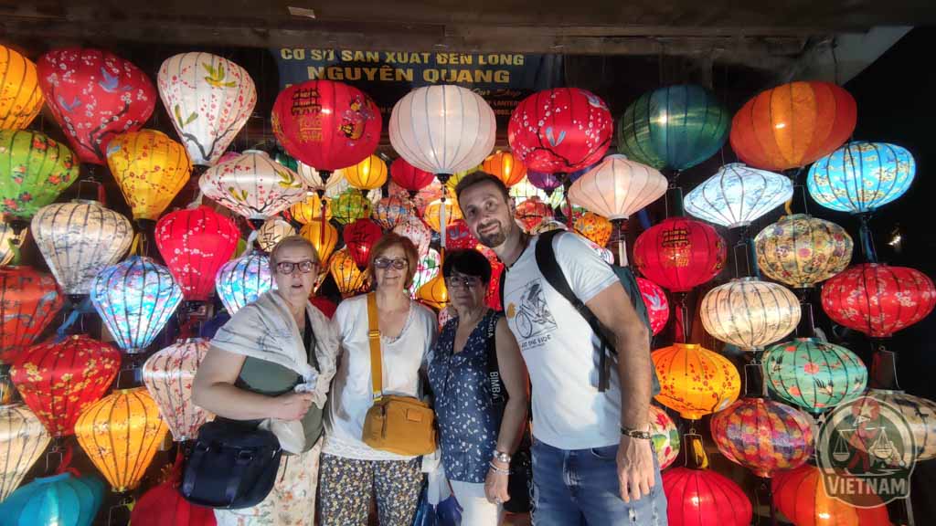 Visitando Hoi An con mi madre y sus amigas