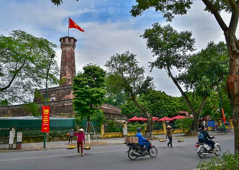 torre de la bandera en hanoi