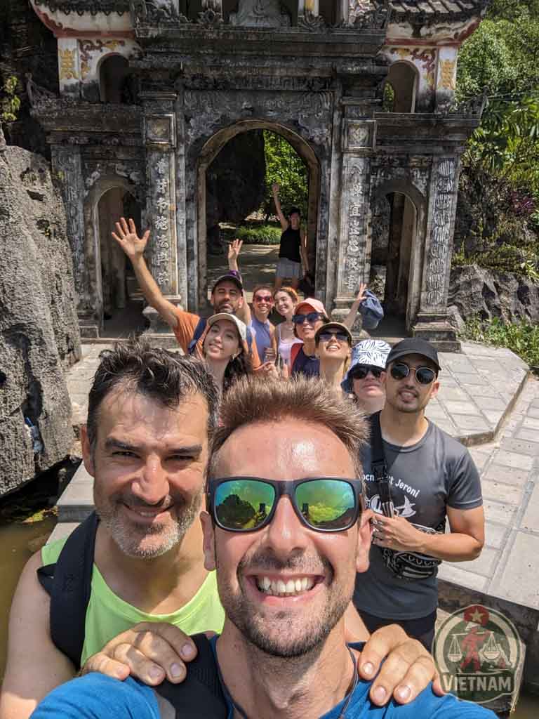 Selfi de un grupo de viajeros en Ninh Binh